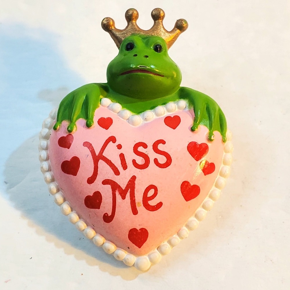 Vintage Fun World Plastic Frog Prince Kiss Me Valentine Heart Brooch Pin